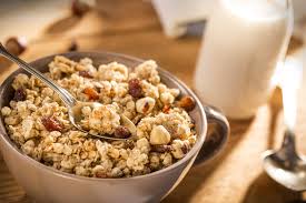Mengkonsumsi oatmeal satu mangkuk ukran sedang dapat menurunkan berat badan agar terhindar dari bobot tubuh yang berlebih. Sebenarnya Apa Perbedaan Oat Muesli Dan Granola