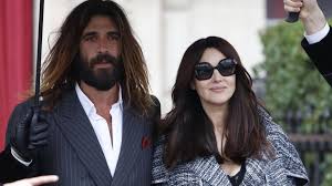 Monica anna maria bellucci was born on september 30, 1964 in the italian village of città di castello, umbria, the only child of brunella briganti and pasquale bellucci. Monica Bellucci 54 Zeigt Ihren Neuen Lover 36 In Paris Promiflash De