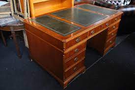 Schreibtisch im englischen stil mit hohen geschnitzten beine mit wurzel furnier. Original Antiker Englischer Massivholz Schreibtisch Eibe Mit Leder Schreibtische Englische Antiquitaten Mobel Chesterfieldmobel Shop