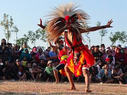 Dalam buku yang berjudul pedoman dasar kesenian 5 Tokoh Reog Ponorogo Paling Penting Perannya