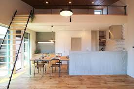 モルタルの腰壁を採用したキッチン 背面収納は 真っ白な隠す収納で スッキリシンプルに リビング 土間 新築 キッチン リビング キッチン