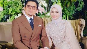 Ketika ini rumah tangga laudya cyhtia bella dan engku emran dispekulasi berantakan apabila aktres indonesia itu memadam semua imejnya bersama si suami. Foto Laudya Cynthia Bella Cium Suami Hilang Di Instagram