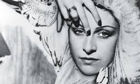 Man Ray, il fotografo che dipinge con la luce. La sua arte, le sue muse, le  sue amanti - ArtsLife