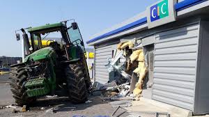 D'après la fao, sur environ 1,3 milliard d'agriculteurs au monde, 430 millions utilisent la traction animale et la fertilisation animale (et près de 30 millions cultivent dans le cadre du trio mécanisation / intrants synthétiques. Ballancourt Prison Ferme Pour Les Auteurs Du Casse Au Tracteur Le Parisien