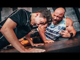 Er ist cool, hip und will in die fußstapfen von justin bieber treten. Der Lauch Wird Starker Krafttest Mit Keanu Rapp Youtube