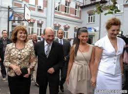 Ultimele stiri despre ioana basescu si traian basescu. Ioana BÄƒsescu InsÄƒrcinatÄƒ Traian BÄƒsescu UrmeazÄƒ SÄƒ Fie Bunic Dcnews