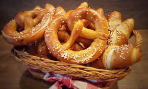 Brezel Selber Machen Mit Dieser Anleitung Gelingen Bayrische Brezen Auch Zu Hause Einfaches Rezept Fur Laugenbrez Brezeln Selber Machen Rezepte Brezel Rezept
