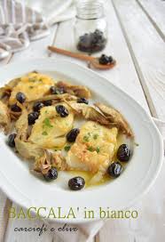 Anche se il baccalà è stato già dissalato, sciacquatelo sotto l'acqua corrente, asciugatelo tamponandolo delicatamente e tagliatelo a tranci (4). Baccala In Bianco Con Carciofi E Olive Lapasticceramatta Ricette Con Crostacei Ricette Cucinare Il Pesce