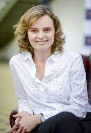 Dalsze losy pracowników biura policji kryminalnej z łodzi, piotra górskiego (krystian wieczorek), młodszego aspiranta gustawa bielskiego (piotr bondyra), komisarz marty grabskiej (beata fido), lucyny (magdalena walach) i niny (karolina nolbrzak), którzy z pomocą owczarka niemieckiego, alexa, prowadzą skomplikowane śledztwa. Beata Fido Imdb