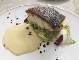 Posizionarci sopra uno spicchio d' aglio tagliato in due e i filetti di ombrina. Mamma Elena Cucina Di Mare Ok A San Giuseppe Vesuviano Corrieredelmezzogiorno It