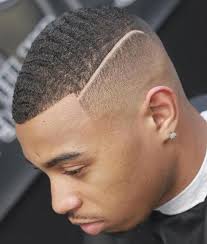 Si vous avez un configuration de manière carrée, cela signifie que vous avez un front prolifique et un menton copieux les coupes de cheveux élégantes qui sont. Coiffure Degrade Homme Avec Trait