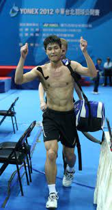 台灣羽球一哥周天成昨天在東京奧運羽球男單小組賽獲勝，拿下 8 強門票，也成為台灣首位連兩屆叩關奧運羽球男單 8 強的好手。2018年周天成接受《經理人月刊》專訪，談他在賽場上遭遇逆境後如何琣養恢復能力，不斷突破自己： 「羽球一哥」周天成，今年首次在亞洲運動會中男單比賽鍍銀，寫. ç¾½çƒ å°å°‡ç¬¬7äººå'¨å¤©æˆå•é¼Žç¾½è¶…å† è» Ettodayé‹å‹•é›² Ettodayæ–°èžé›²