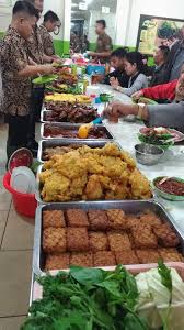 Awalnya, surabi hanya disajikan kuliner khas sunda selanjutnya adalah tahu sumedang. Warung Nasi Ibu Imas 81 Kota Bandung Jawa Barat Warung Nasi