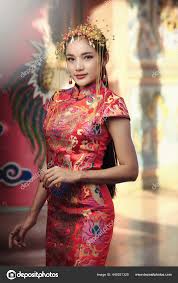 Pakaian tradisional lelaki melayu adalah sama bagi setiap negeri iaitu baju melayu teluk belanga kecuali negeri johor yang mempunyai baju melayu ia mengenakan kain yang disusun di sebelah kiri. Pakaian Tradisional Cina Wanita