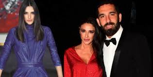 Ünlü futbolcu arda turan, 2 ay önce oğulları hamza arda'yı dünyaya getiren eşi aslıhan doğan turan için önceki akşam ailesinin turan, 33 yaşına basan güzel eşi için iki katlı ve çiçekli bir pasta yaptırdı. Arda Turan In Esi Aslihan Dogan A Cevabi Cok Calismam Lazim Magazin Haberleri
