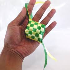Cara membuat kerajinan tangan keranjang dari koran bekas. Jual Ketupat Hias Pita Jepang Anyaman Lima Kab Jembrana Kios Kere Tokopedia