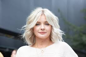 Use a detangling brush to gather into. Short Messy Hairstyles Are Taking Over The Styling Scene