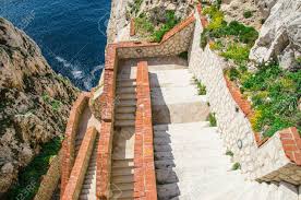 Diese inseln sind teil einer versunkenen landbrücke zwischen sardinien und korsika. Stiegen Zum Neptun Hohle In Der Nahe Von Capo Caccia Alghero Provinz Sassari Sardinien Italien Lizenzfreie Fotos Bilder Und Stock Fotografie Image 28512450
