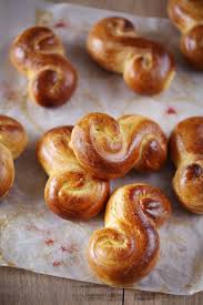 Saffransbullar Brioches Au Safran Suedoises Chefnini Recette Alimentation Recettes Internationales Brioches
