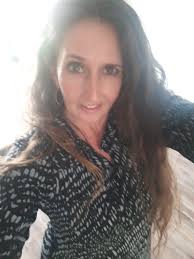 Riley Green and Ella Langley are officially DATING, and the rumors are now  fact after a jaw-dropping backstage video surfaced showing Riley kissing  Ella full-on —