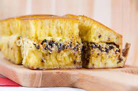 Bentuk apam pinang memang hampir sama seperti martabak manis pada umumnya. Martabak Manis Jakarta Terang Bulan Bandung Kue Bandung Semarang Apam Pinang Pontianak Terang Bulan Makassar K Resep Selai Kacang Resep Kue
