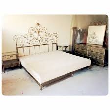 for sale classic bedroom in good condation price 150 bd للبيع غرفة نوم كلاسك من غير كبت بحالة ممتازة السعر 150 bd tel 3377 home decor furniture home