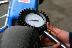 Les indications sur la pression à appliquer sont soit disponibles à l'intérieur de la trappe à exprimée en bar, la bonne pression préconisée se situe généralement entre 2 et 3 bars au manomètre, souvent d'ailleurs plus proche de 3… Station Gonflage De Pneus Paris 15 Pression Pneu