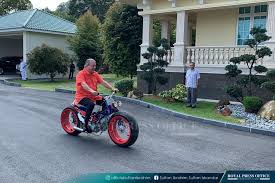 Di hadapan sek islam hidayah, jln johor @twtjohor @twt_larkinpic.twitter.com/bslikdaojn. Monarchies Today Royalty Around The Globe A Beloved Father Ruler Of Irreversible Criminal Account Johor S Sultan Ibrahim At 60