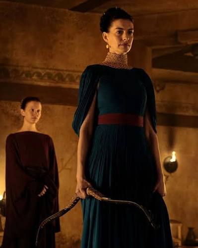 ULTIMO MINUTO: Primer vistazo de Anne Hathaway como Penélope, la esposa de Odiseo, Para 'The Odyssey' de Christopher Nolan. (Si, detrás esta Mia Goth). (vía Empire Magazine)