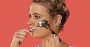 Untuk mendapatkan manfaat yang satu ini, caranya cukup mudah. Nggak Cuma Buat Makan Sendok Ternyata Juga Punya Segudang Manfaat Cantik