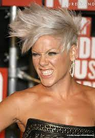 Photos Adepte De La Rock Attitude La Chanteuse Pink Reste Fidele A Ses Cheveux Courts Et S Autorise Ici La Banane Punk Cheveux Courts Pink Chanteuse Coupe De Cheveux Courte