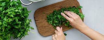 Pentru prepararea ceaiului, se pune o cană de apă la fiert și când clocotește se adaugă ¼ cană de frunze de pătrunjel. Ceai De Patrunjel Pentru Ten Despre ViaÈ›a Din Romania