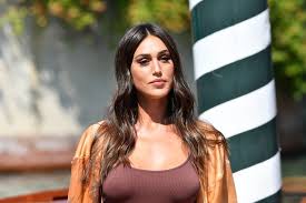 Ho detto a francesco monte di trovarsi un'altra, lui sosteneva il contrario. Minigonna Primavera 2021 Quella In Tweed Di Cecilia Rodriguez
