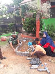 Kebetulan guru ini adalah seorang wanita yang umurnya masih muda dan cantik sekali. Kreatif Babinsa Dan Pelajar Sd Jadikan Sampah Non Organik Sebagai Hiasan Taman Kodim 0114