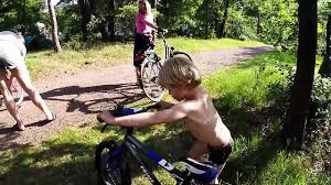 Ik zoek mijn kleren uit en breng die naar de caravan. Harskamperdennen 2019 Video De Artsjes Met Sabbatical