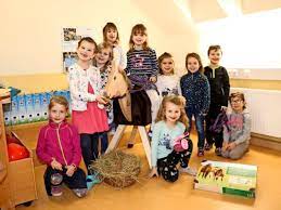 Schauspieler heino ferch hält abstand und trägt maske, denn eine quarantäne würde die produktion lahmlegen. Marie Jeanette Und Heino Ferch Uberraschen Kinder In Cavertitz