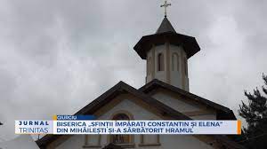Biserica este o bazilică cu trei nave, iar fațada este în stil neoclasic. Biserica SfinÈ›ii ImpÄƒraÈ›i Constantin È™i Elena Din MihÄƒileÈ™ti È™i A SÄƒrbÄƒtorit Hramul Youtube