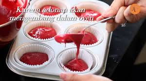 Warna merah itu didapati dengan menambah pewarna makanan merah. Cara Membuat Red Velvet Cupcake Youtube