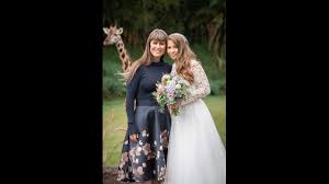 Contact bindi irwin on messenger. Bindi Irwin And Chandler Powell Take Fans Inside Their Wedding At The Australia Zoo Watch Wfaa Com