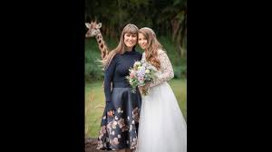 Bindi irwin and her brother robert irwin shared sweet photos of their mother terri irwin and their late father steve irwin on their parents' wedding anniversary. Bindi Irwin And Chandler Powell Take Fans Inside Their Wedding At The Australia Zoo Watch Wfaa Com