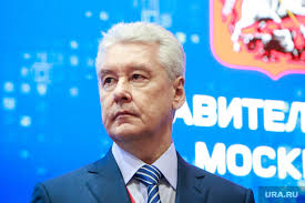 Собянин также сообщил, что очень боится «других приоритетов» гипотетического нового мэра, так как тогда его начинания «превратятся в „долгострой или даже пойдут вспять», сообщали новости. Sobyanin Poprosil Moskvichej Sidet Doma V Den Rossii Ura Ru