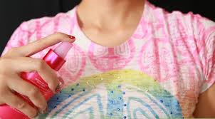 Το πιο ενδιαφέρον, αφαιρέστε λεκέδες από αρώματα από τα ρούχα.