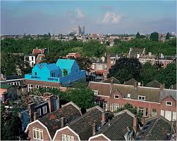 Une Maison Bleue Posee Sur Le Toit D Un Immeuble A Rotterdam Maison Bleue Immeuble Rotterdam