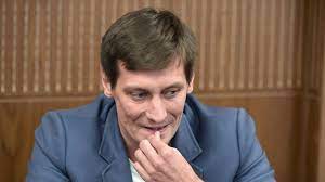 Политик дмитрий гудков стал подозреваемым по делу о причинении ущерба путем обмана или злоупотребления доверием. Sugeq3ojkc3nzm
