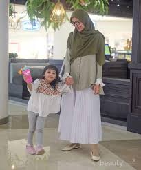 Model atasan brokat bawahan rok. Tips Padu Padan Atasan Dengan Rok Plisket Kekinian Ala Shireen Sungkar