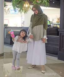 Dan rok prisket all size fit xl., xxl pilihan warna dan size tulis di pesan ya. Tips Padu Padan Atasan Dengan Rok Plisket Kekinian Ala Shireen Sungkar