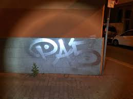 Die schönste farbe ist blau 🐬 • hier sind ein paar bilder von sonnta. Garage Und Hauswand Mit Farbe Bespruht