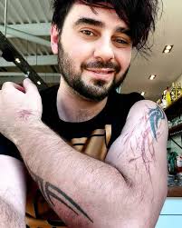 他在家打PS5電玩慘遭「天打雷劈」肉體燒焦！大難不死後中樂透| 鏡週刊| LINE TODAY