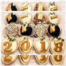 2018 Graduation White Chocolate Covered Strawberries Chocolatecoveredstrawbe Chocolate Covered Treats Chocolate Strawberries Chocolate Covered Strawberries