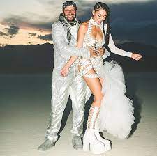 Carolina guerra is a colombian model, actress and television presenter chosen in 2005 to represent the nation's capital as miss bogotá. Richard Eden Billionaire Heir David Reuben Jr Marries Carolina Guerra In Burning Man Wedding Daily Mail Online